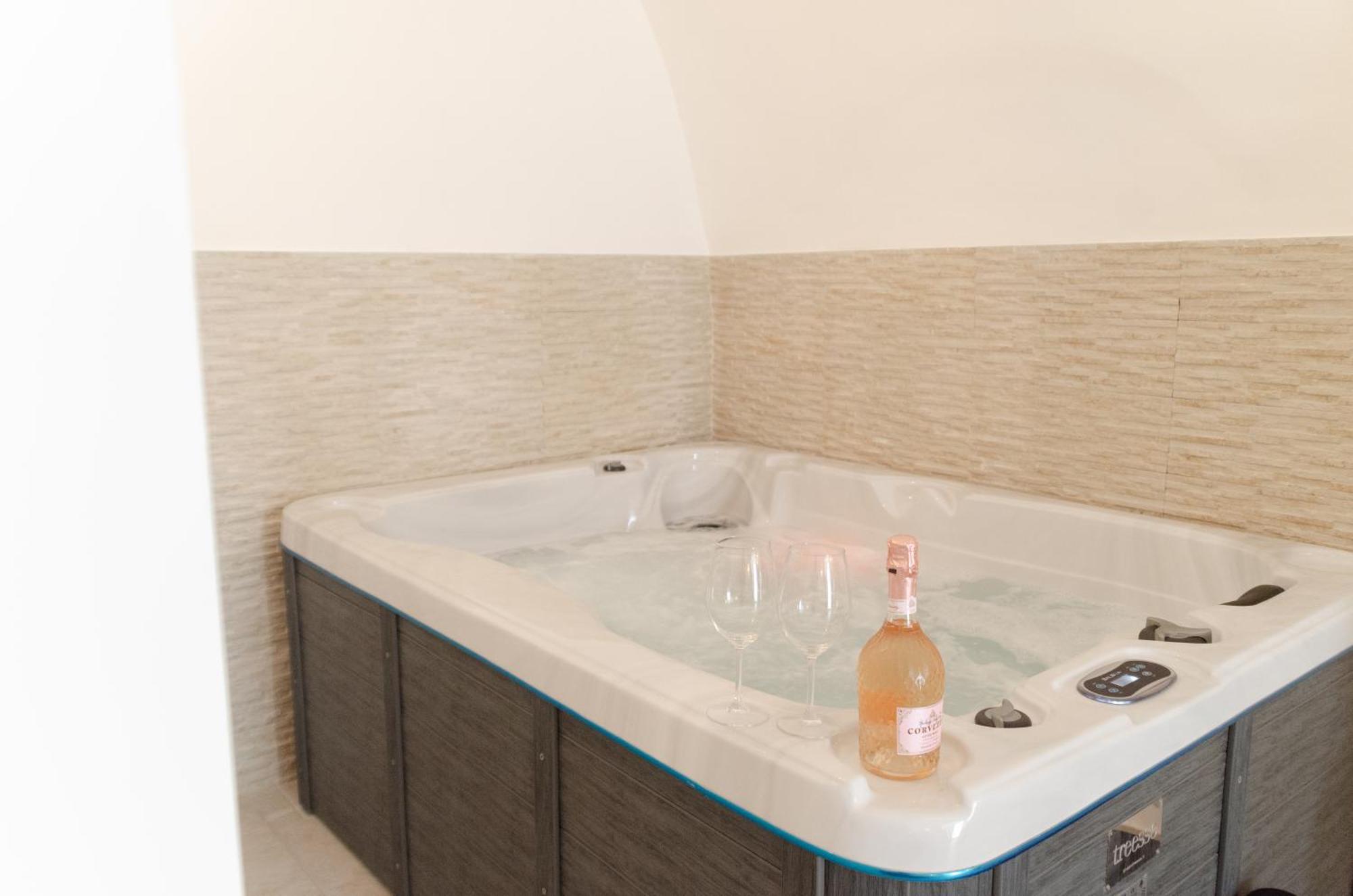 Aca Suite Luxury With Jacuzzi Adelfia Exteriör bild