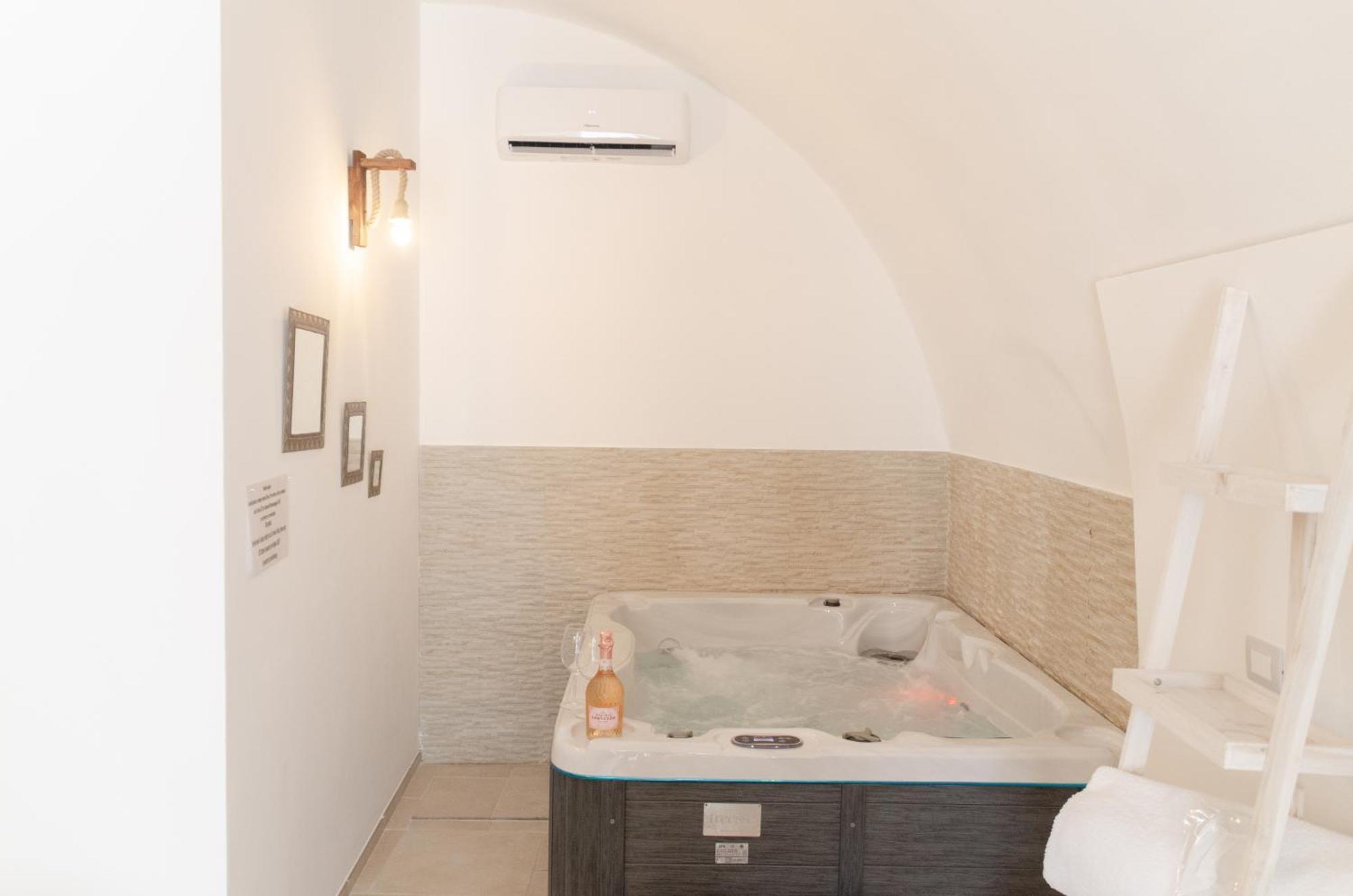 Aca Suite Luxury With Jacuzzi Adelfia Exteriör bild