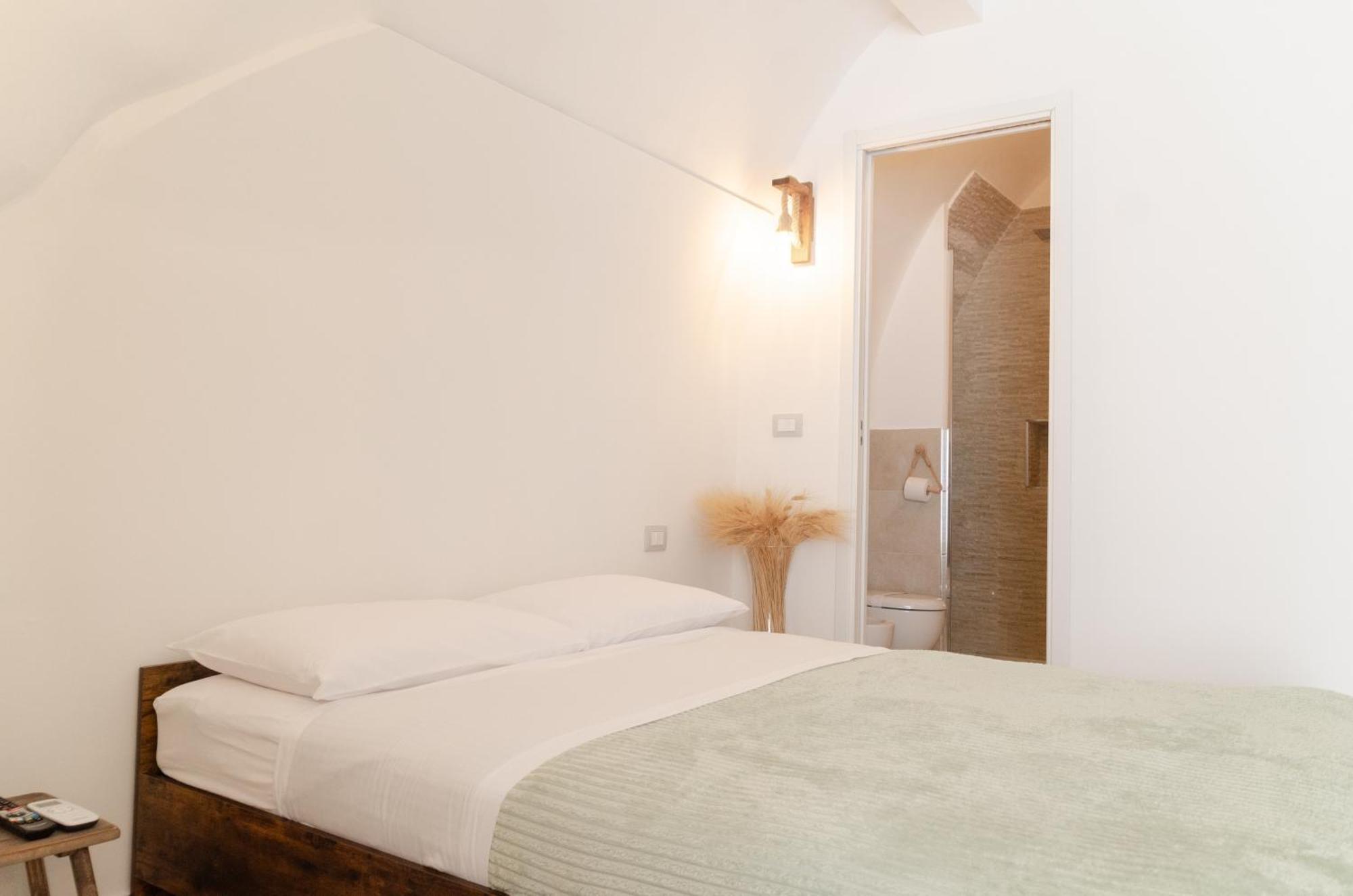 Aca Suite Luxury With Jacuzzi Adelfia Exteriör bild