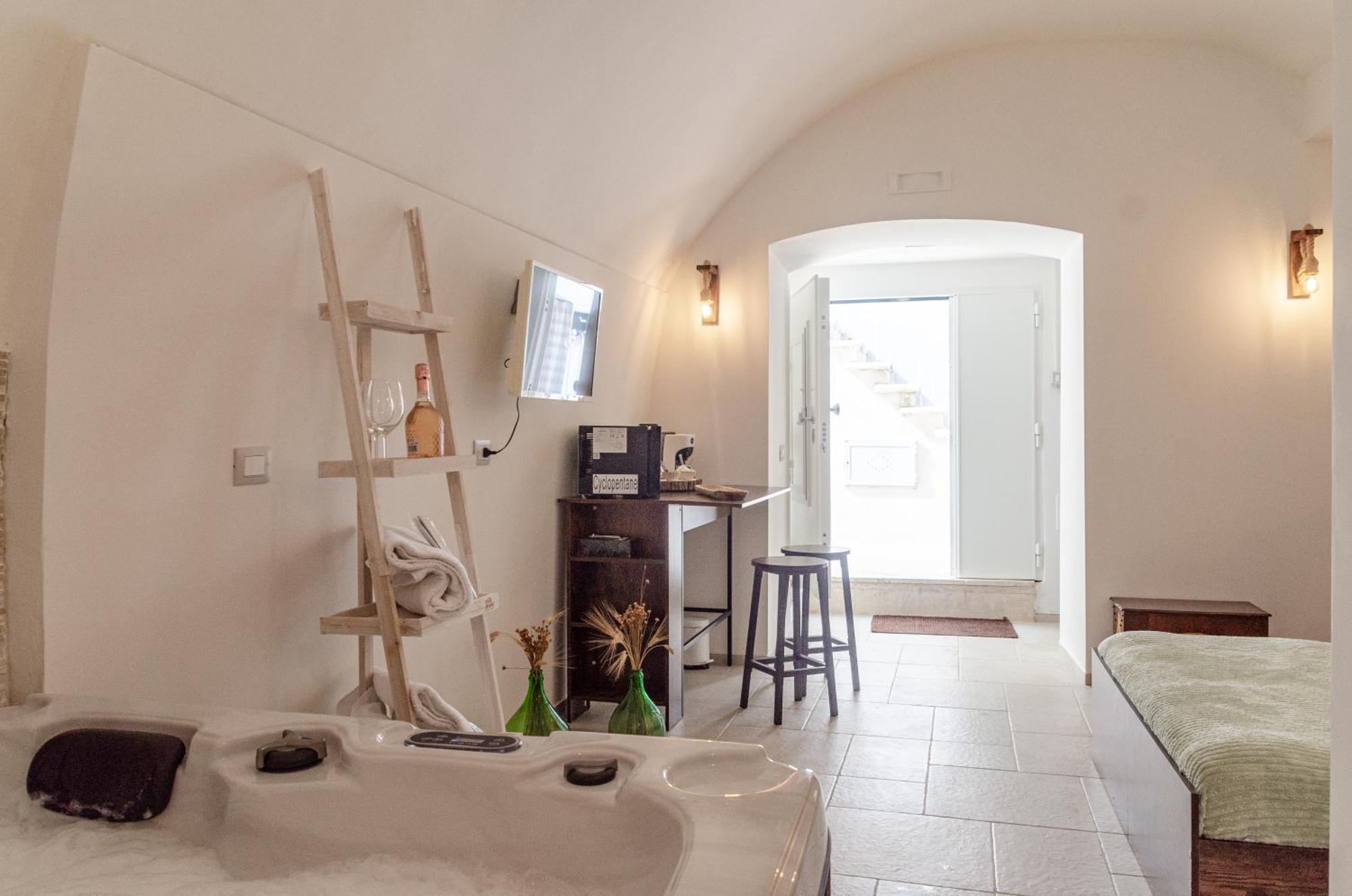 Aca Suite Luxury With Jacuzzi Adelfia Exteriör bild